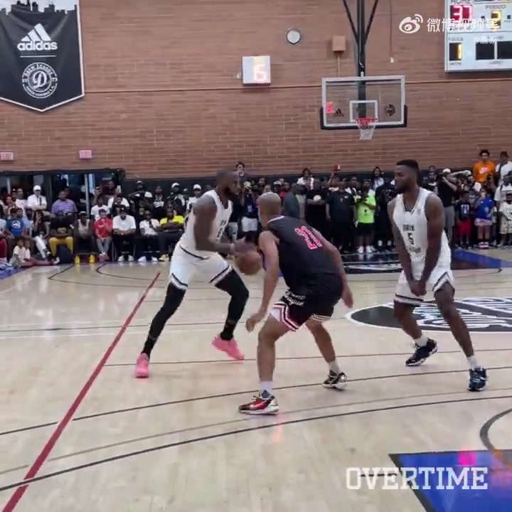 三年前的今天詹姆斯参加德鲁联赛拿下42分16板3助4断