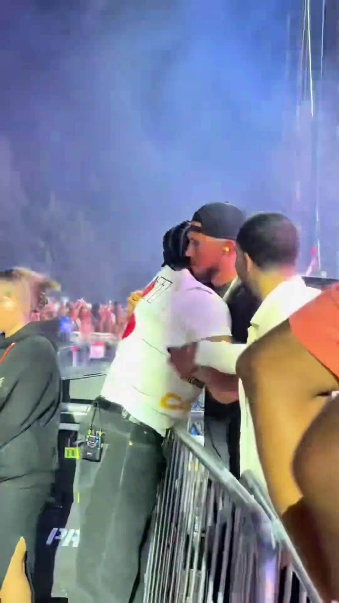 关系很好啊说唱歌手公鸭Drake跳下台 与布克热情互动