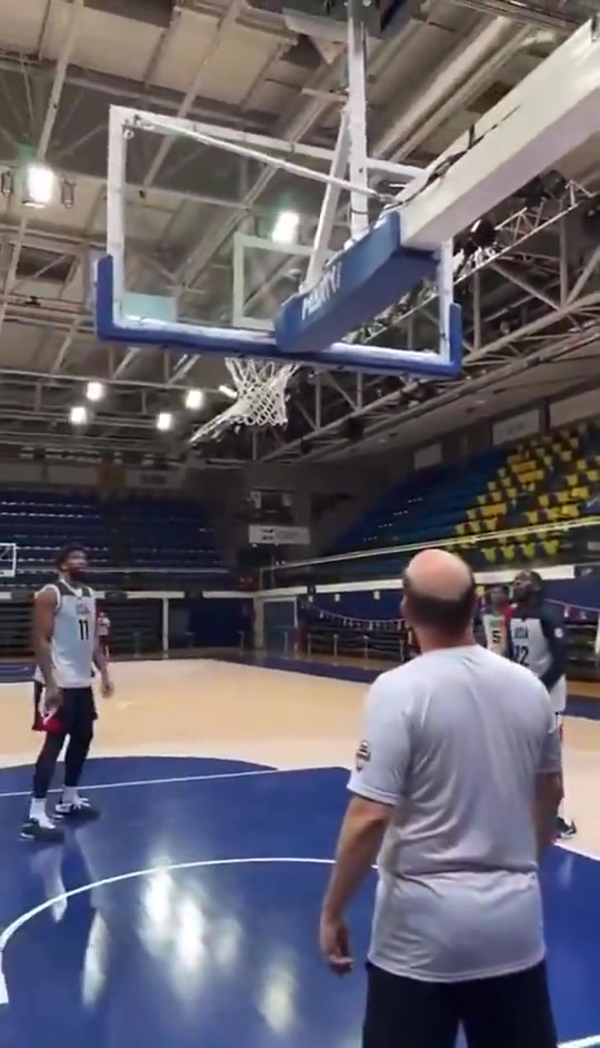 这视野离谱老詹在训练中跳起转身大横传助攻库里扔三分