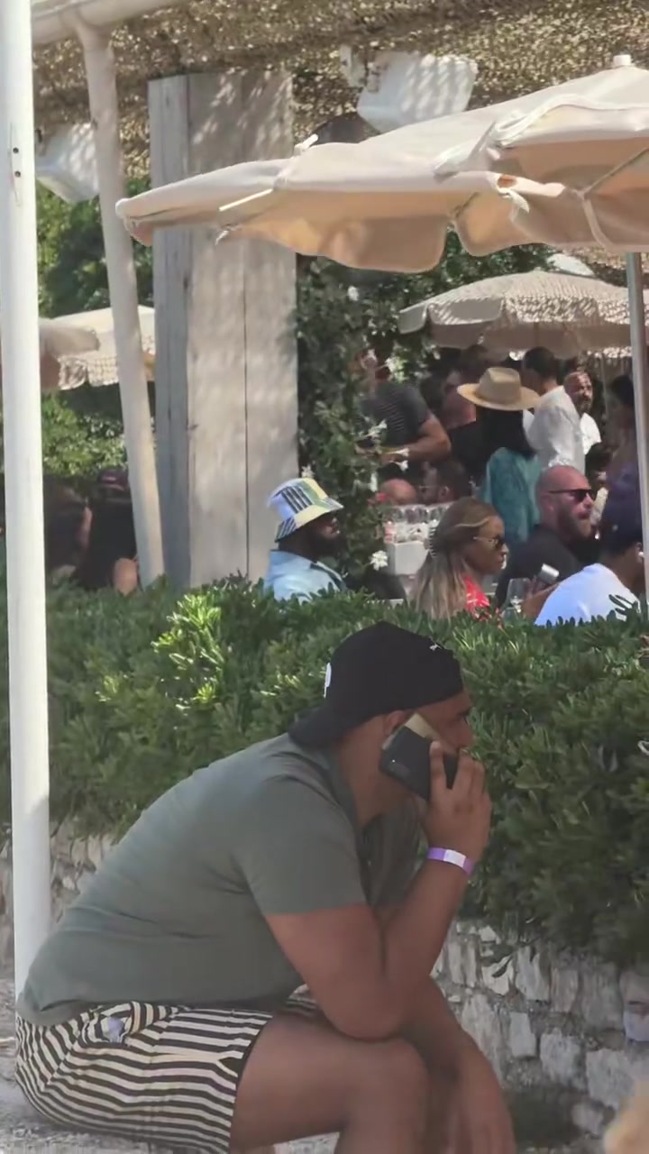 詹姆斯亚马逊创始人贝索斯摩纳哥一起聚会