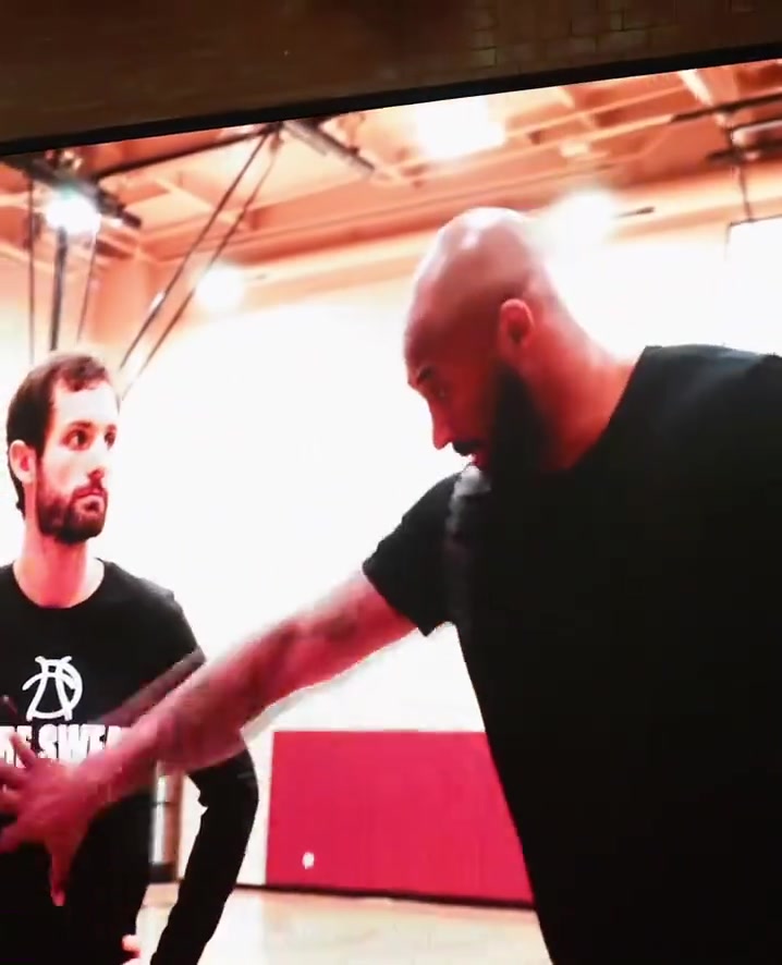 当塔图姆看到偶像科比指导他的画面又在想什么呢