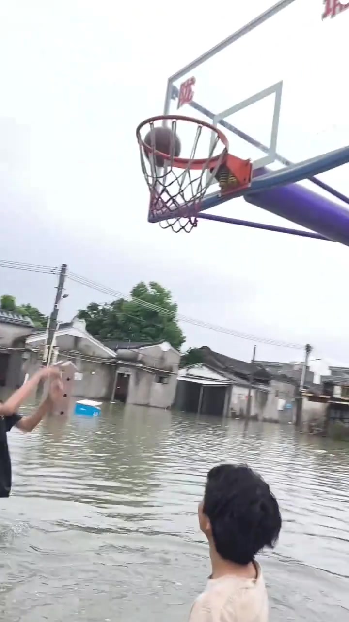 不懂就问这就是湖人和泳士的比赛吗