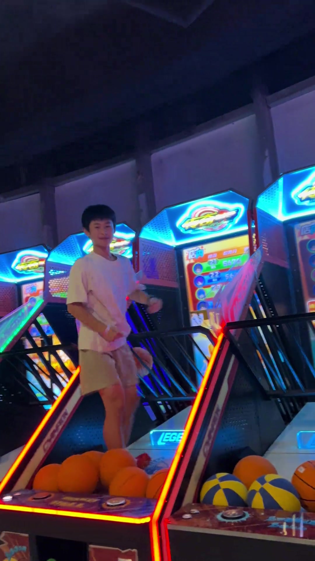 篮球小伙暴扣投篮机 随后模仿詹姆斯霸王步庆祝动作