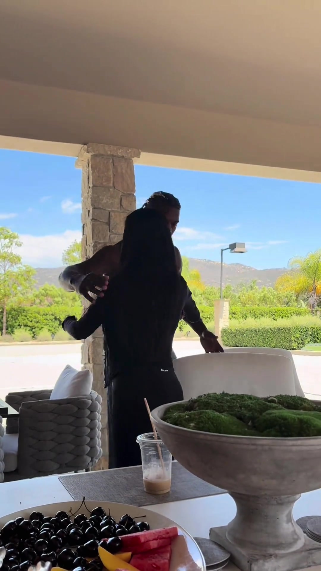 关系很好啊此前和巴特勒一起逛赌城的华人美女参观巴特勒的豪宅