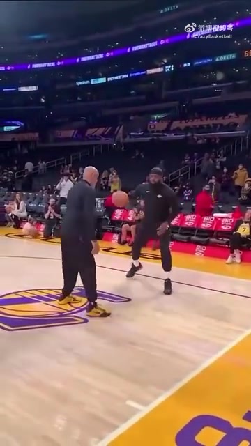 有点尴尬詹姆斯训练中展现胯下运球衔接投篮结果离谱砸到侧沿