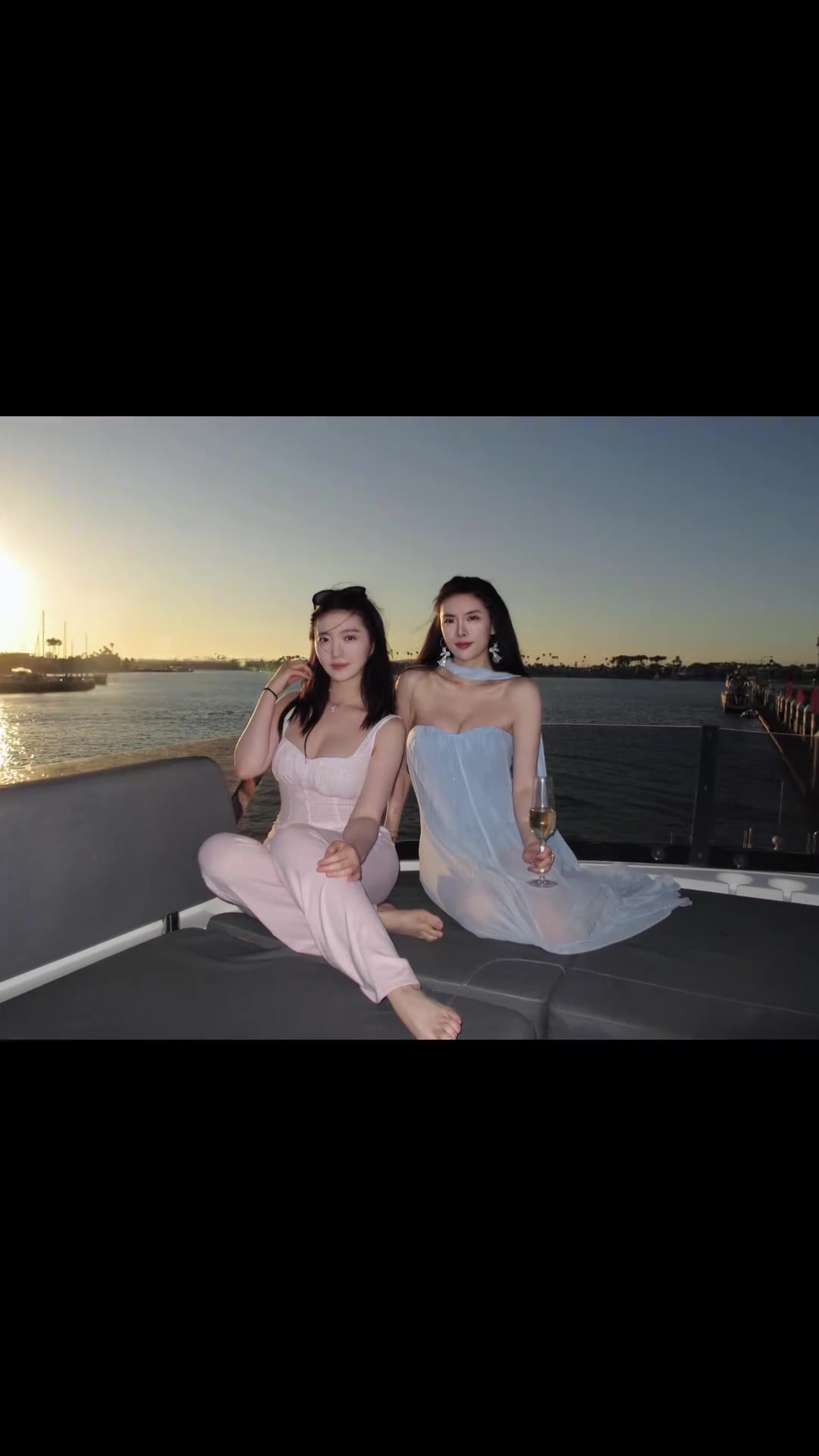 好身材啊此前和巴特勒一起逛赌城的华人美女和闺蜜坐游艇出海