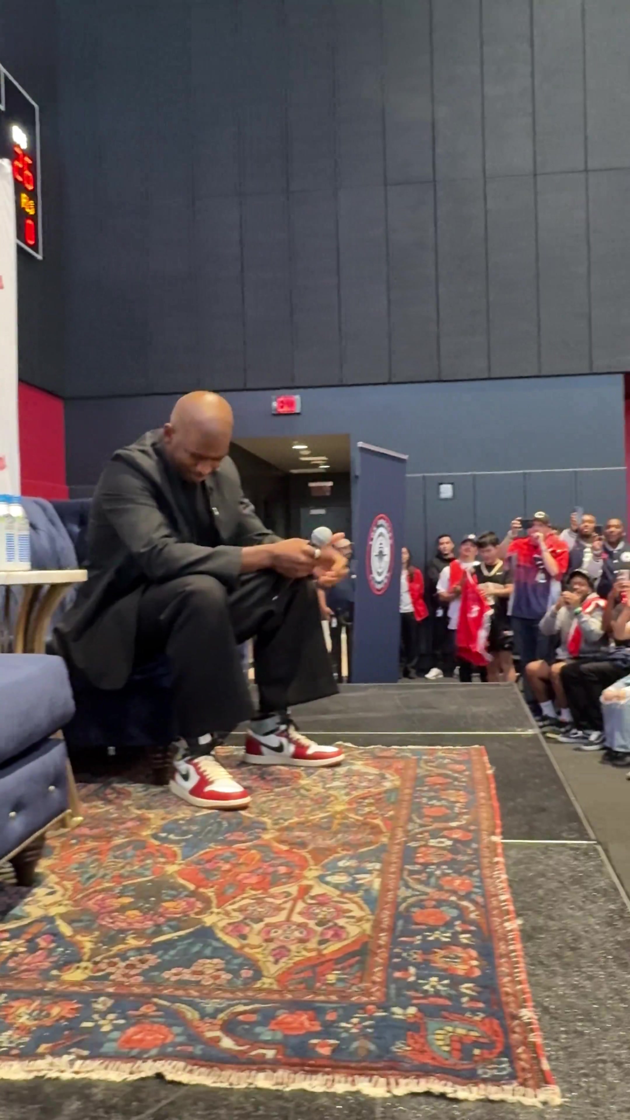 保罗重返快船在现场球迷一阵CP3的欢呼声中激动落泪