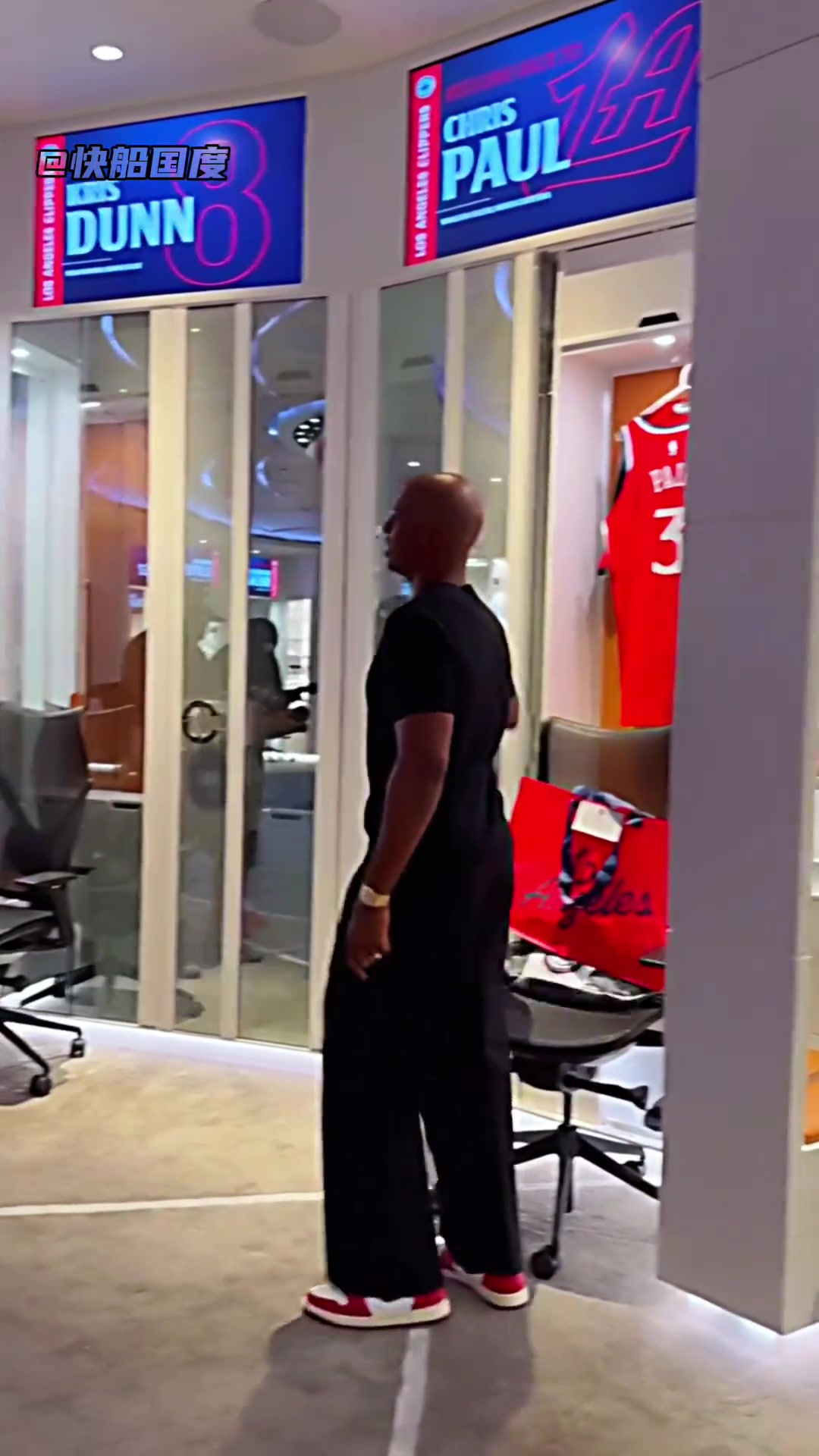 快船这更衣室谁看了不迷糊啊