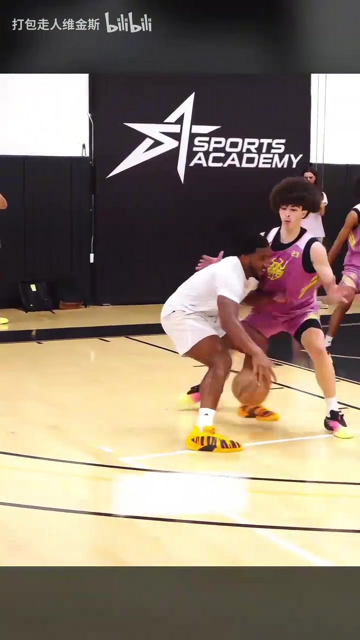 又是一点没闲着的休赛期米切尔突袭精英训练营降维打击