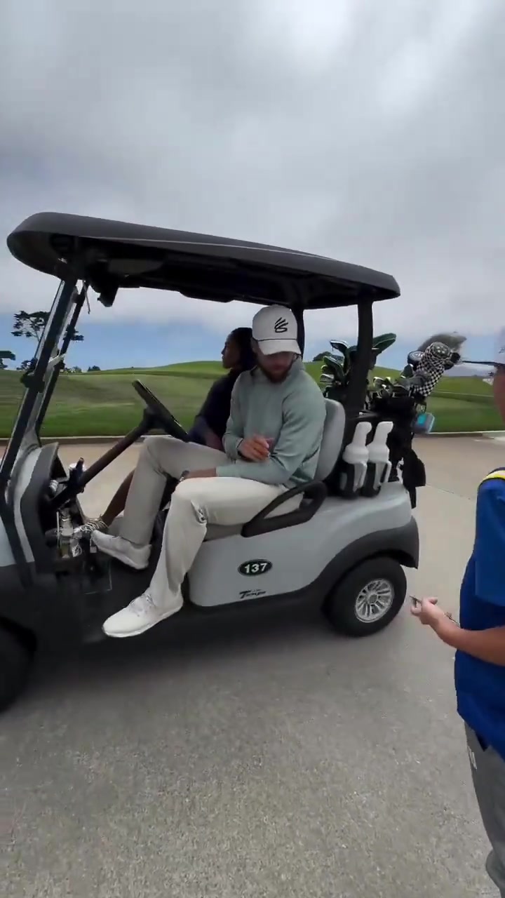 库里带着阿耶莎停下高尔夫球车 为勇士小球迷签名后再离开