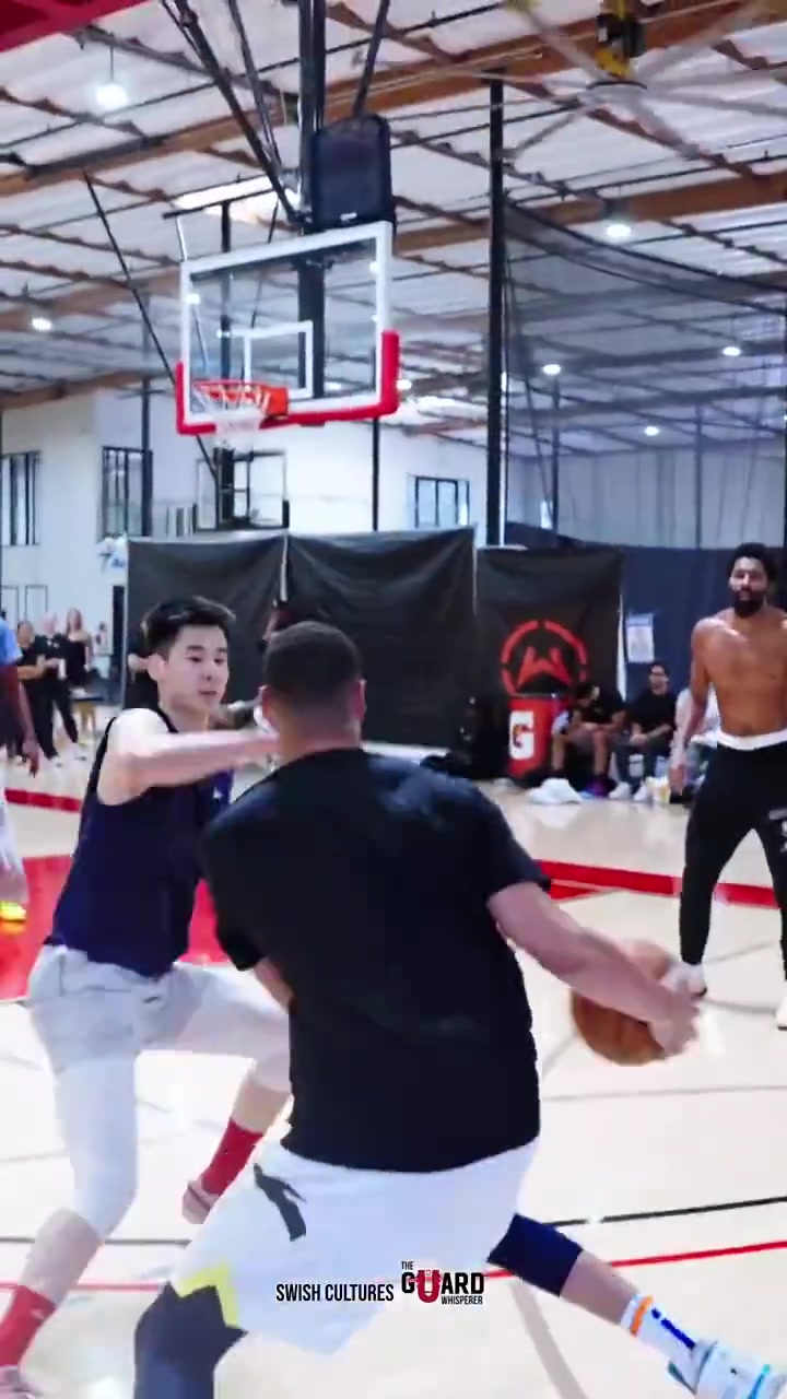 克莱现身野球局这发型仿佛当年的佛祖回来了