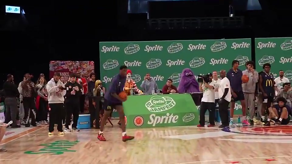 这就是摸篮板上沿的弹跳26年状元大热迪班萨飞越里斯炸扣