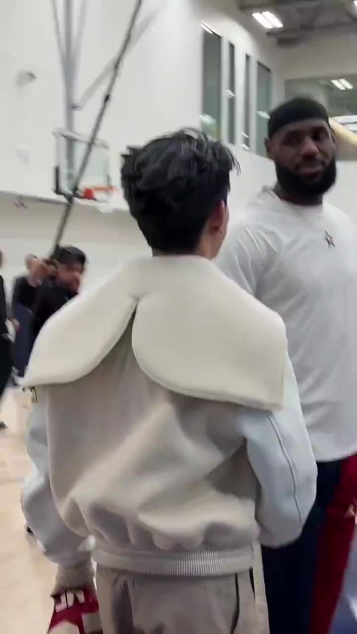 迷弟时刻王鹤棣见到偶像詹姆斯这眼里真的全是光