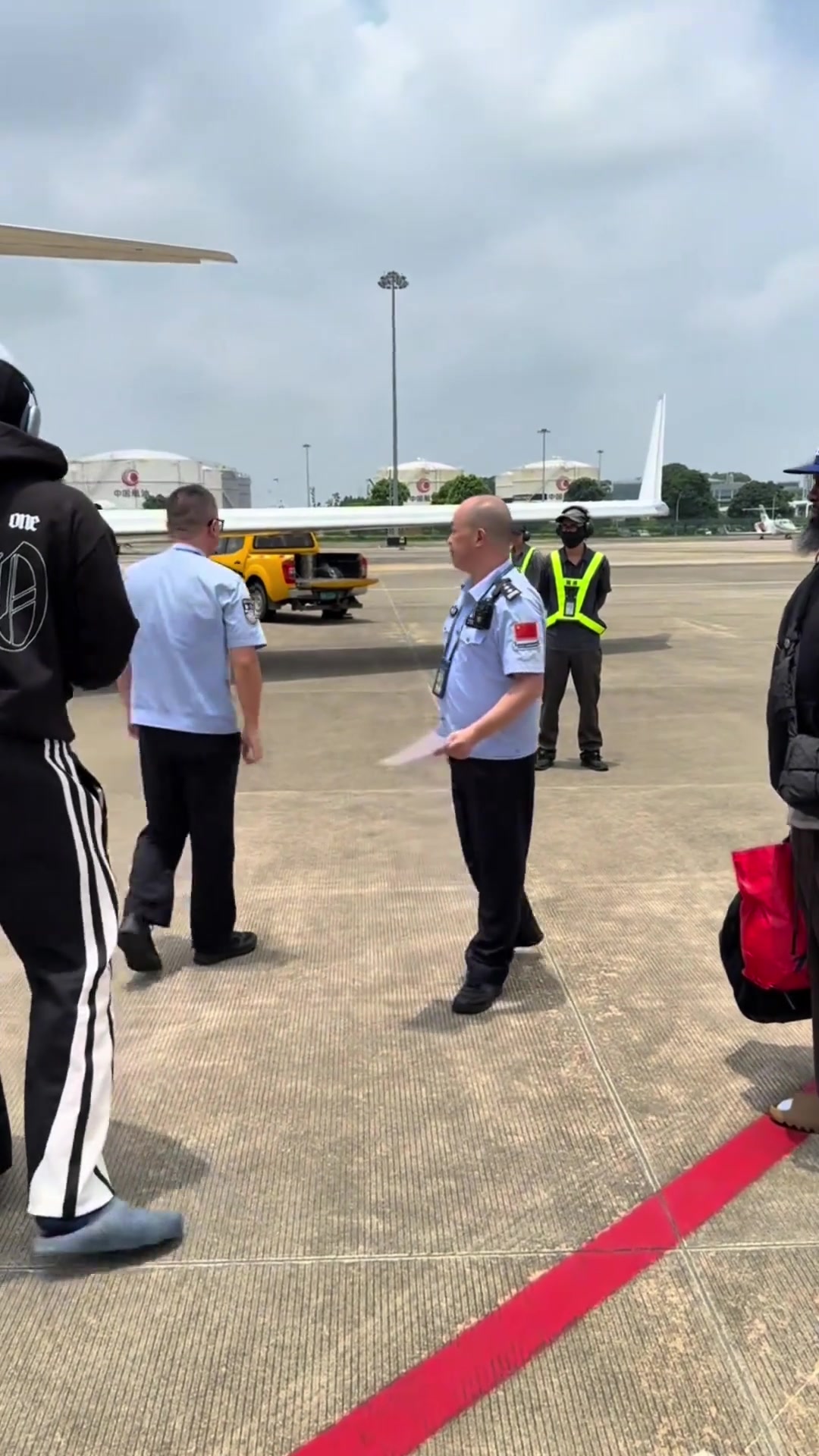 登哥落地广州白云机场还和美丽空姐一起自拍合影