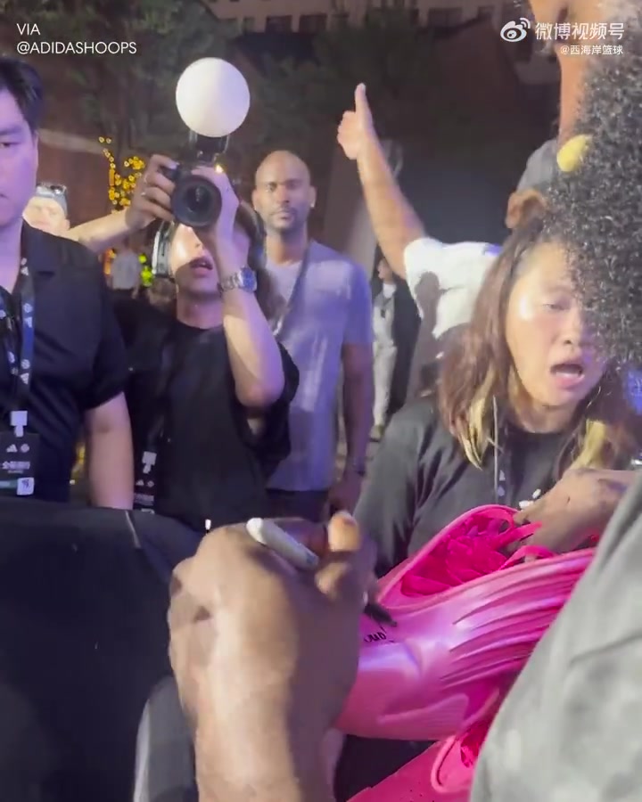 大爱哈登中国行将签名鞋送给枪击案幸存者中国留学生