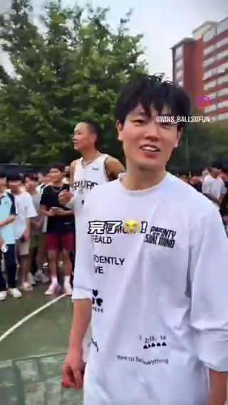 国内野球场惊艳文班亚马 背影看着真滴好像啊