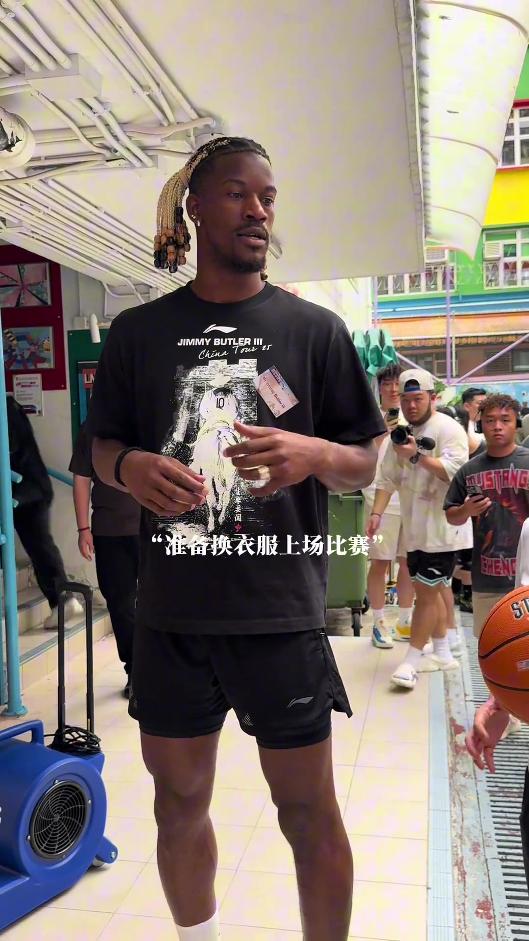 巴特勒贡献今年中国行第一个名场面邪恶双马尾差点误入女厕