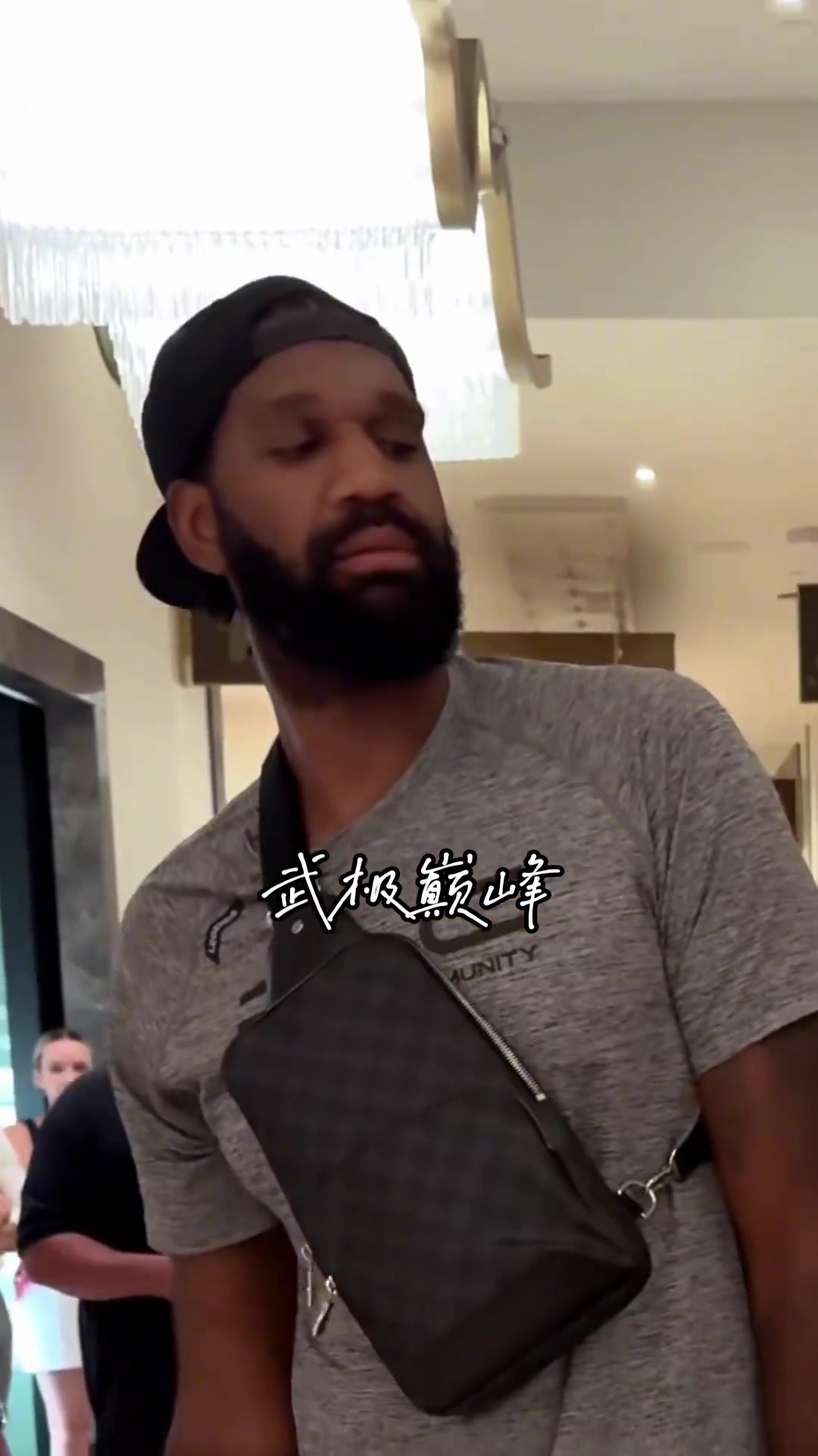 最水状元当球迷告诉奥登他来自波特兰 奥登开心与他合影