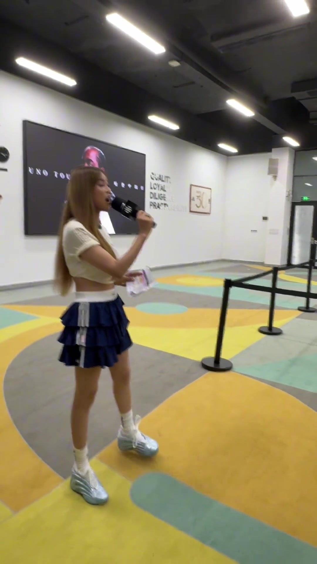 周玲安登哥学粤语我中意你表白球迷 结果被自己都给逗笑了