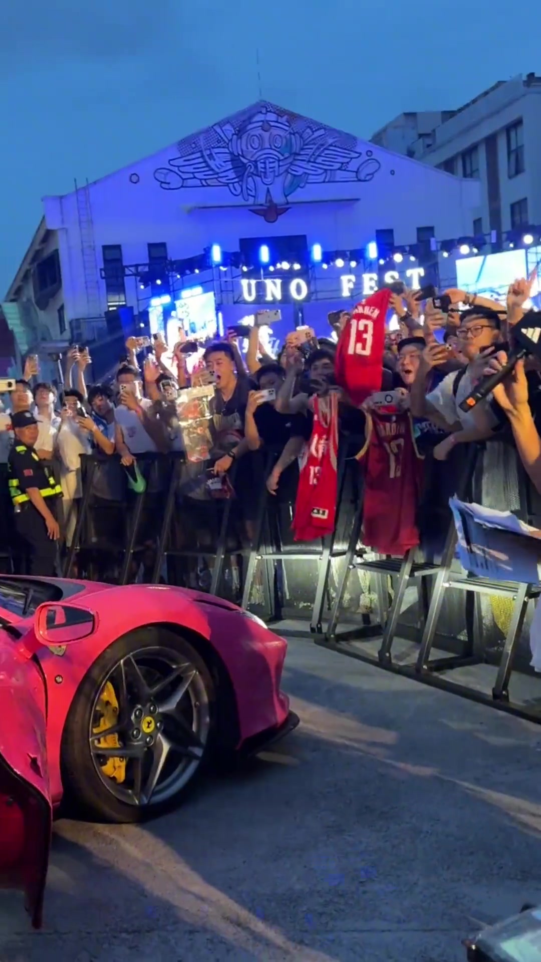 这大长腿周玲安晒自己携哈登中国行参加活动