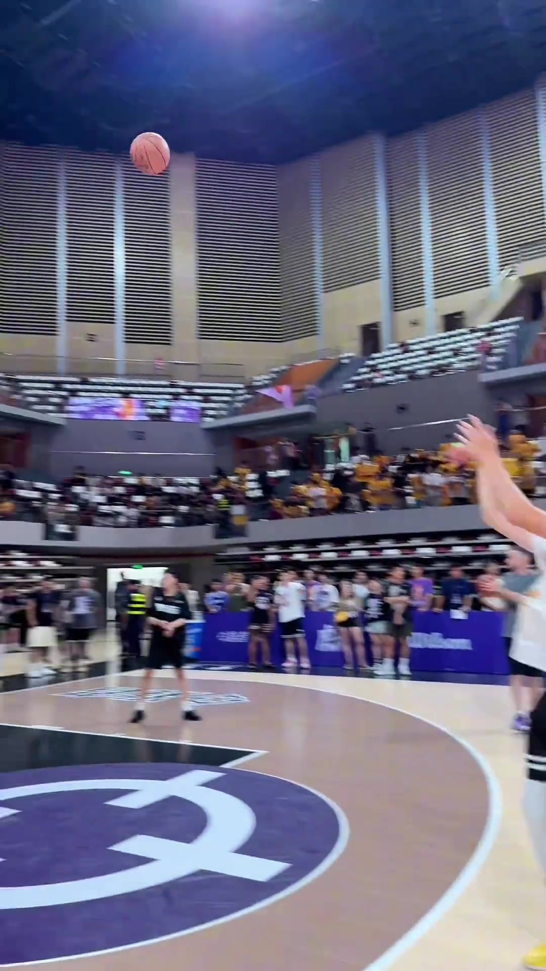 里夫斯中国行随手连中6记三分 这就是NBA球员的实力吗