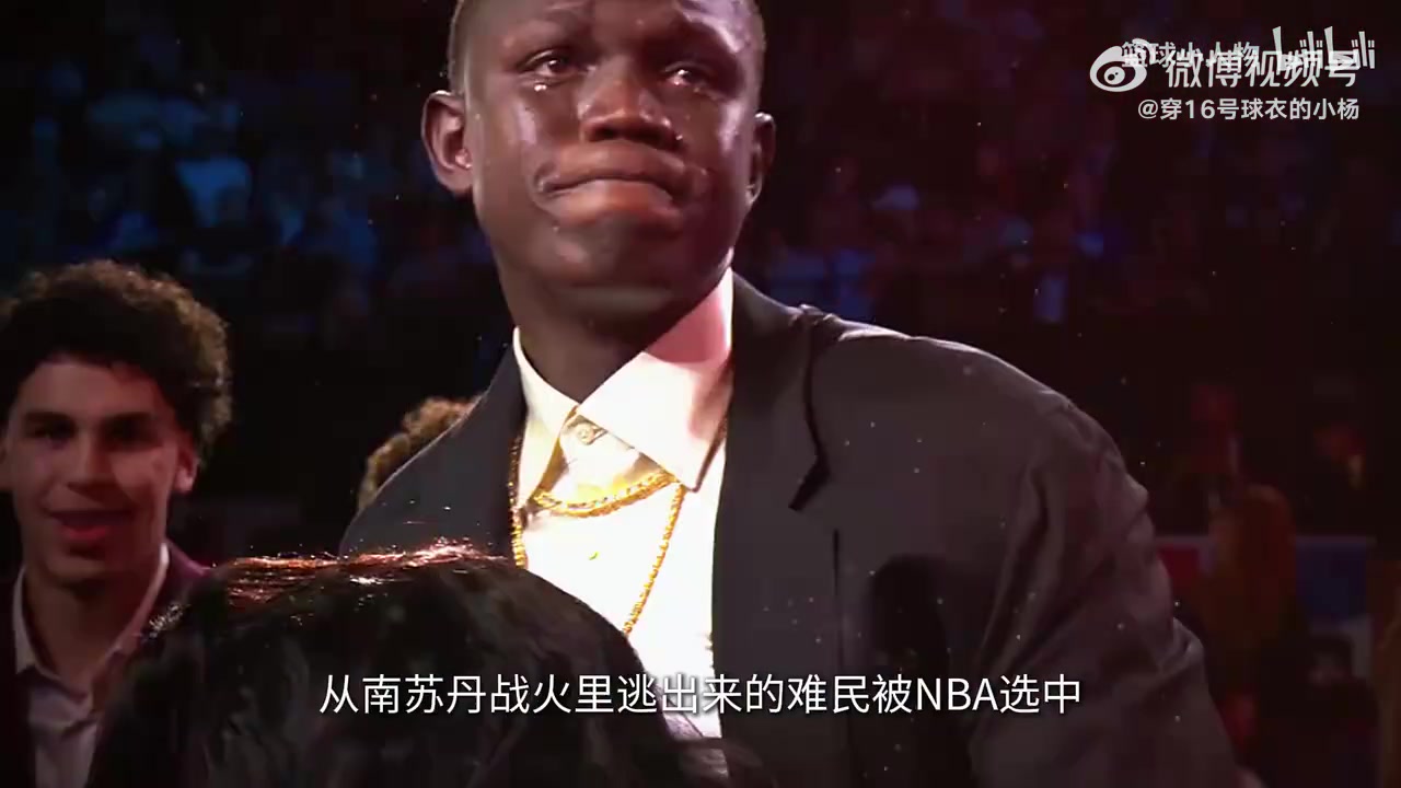 今年最励志的新秀杨瀚森当选的时候马卢阿奇第一时间上前祝贺