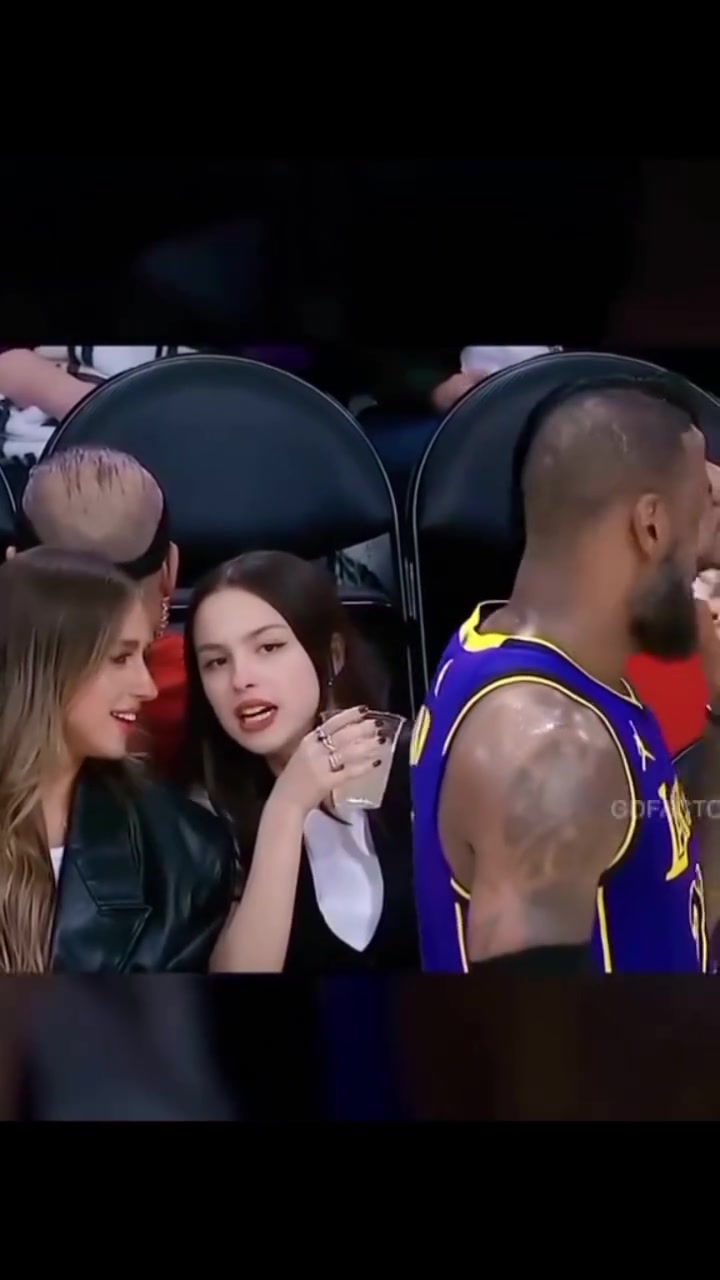 这俩妹纸聊什么呢连老詹都忍不住转头瞄一眼