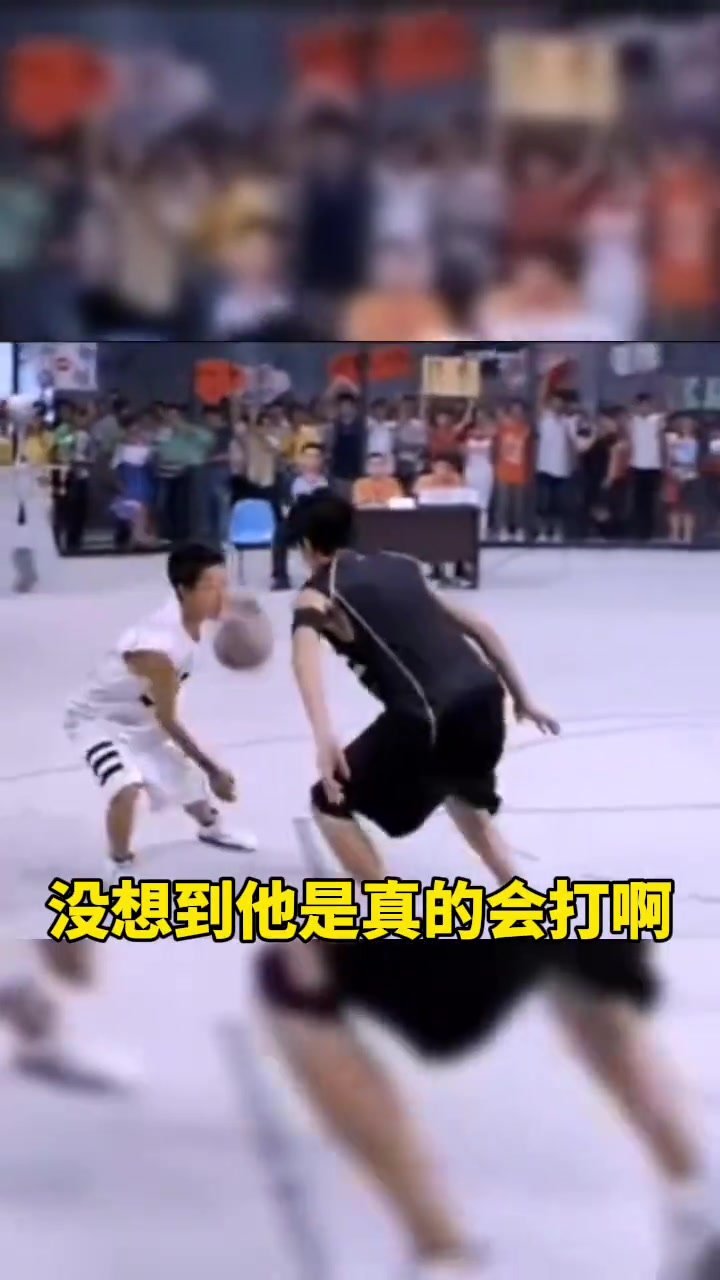 左撇子网友偶遇男星张一山打篮球 这水平算得上野球场大腿吗