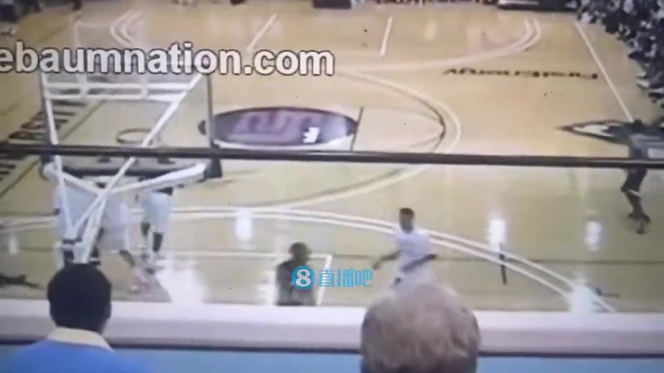 美媒晒詹姆斯早年被大学生隔扣视频为此耐克当年还没收了录像带