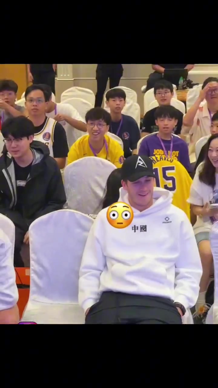 后面小姐姐想偷偷和里夫斯合影把小里弄脸红了