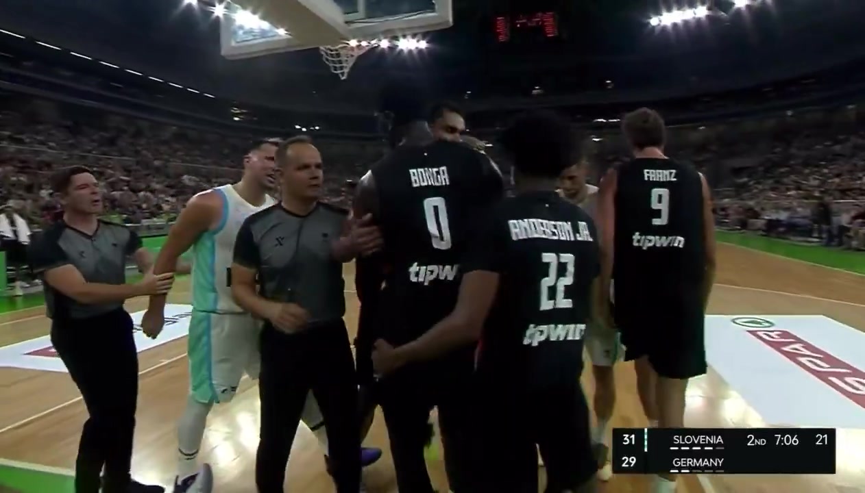 好胜心东契奇与前湖人球员邦加起冲突怒推后者狂喷垃圾话