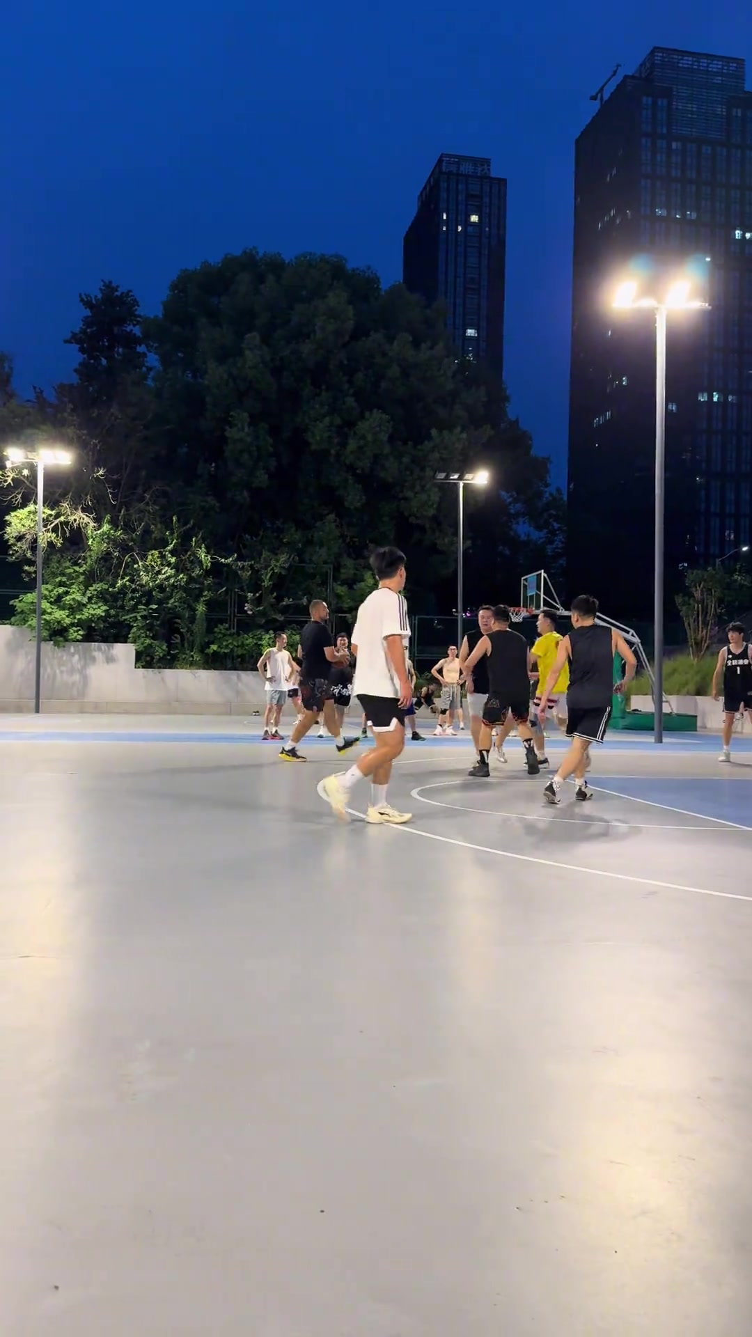 西热力江野球场运球磕磕绊绊 国家队的实力下滑太严重啊