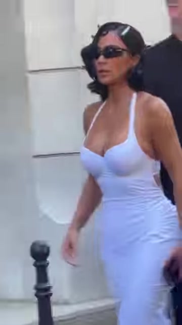 线条拉满金卡戴珊的身材只能说权威