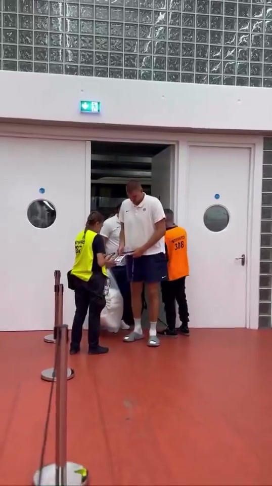 光认脸还不够约基奇出席活动 被女保安拦下先出示证件