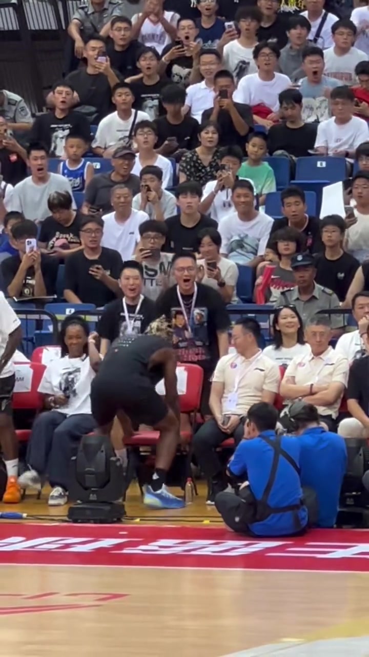 巴特勒我狠起来连凳子都不放过