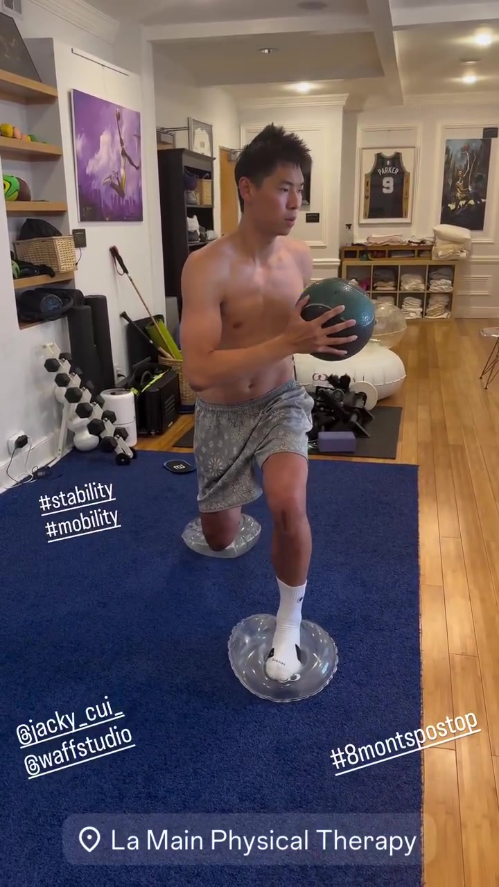 训练核心和平衡力崔永熙也快好起来脱离伤病了