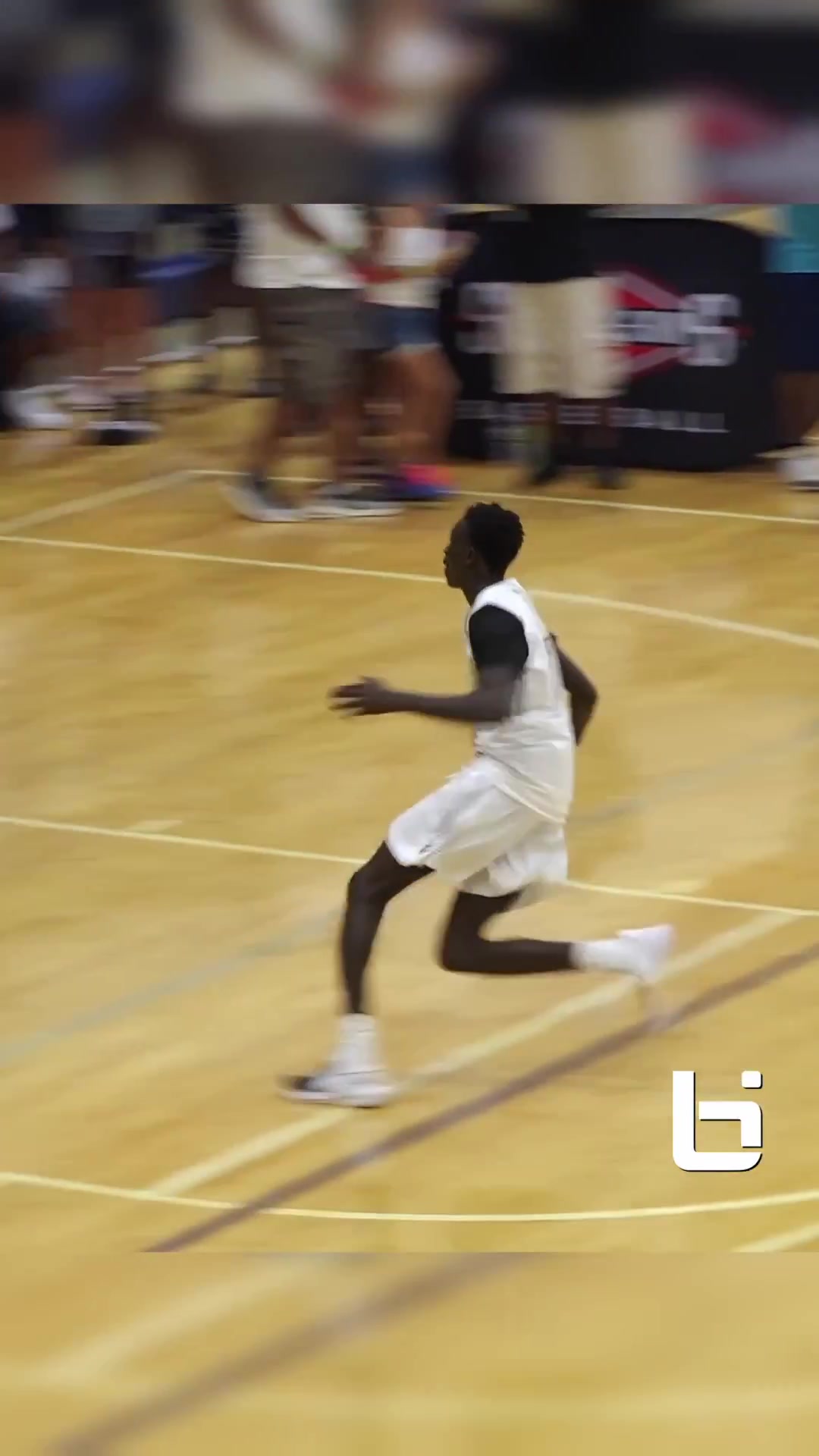 NBA都少见美高生实战完成臀下换手扣篮