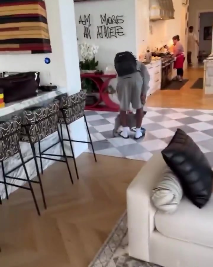 逗比老爹布莱斯刚回到家詹姆斯狂笑欢迎大学生回来了