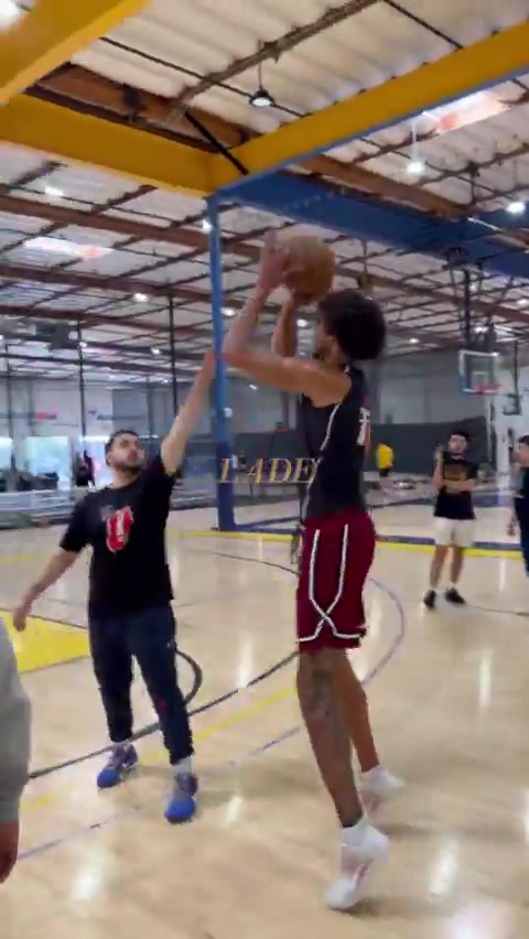 争取拉空间海斯休赛期猛练三分射速很可观哦