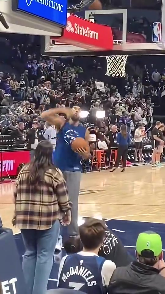 世界是个巨大的草台班子戈贝尔热身篮下能连续三个勾手不进的