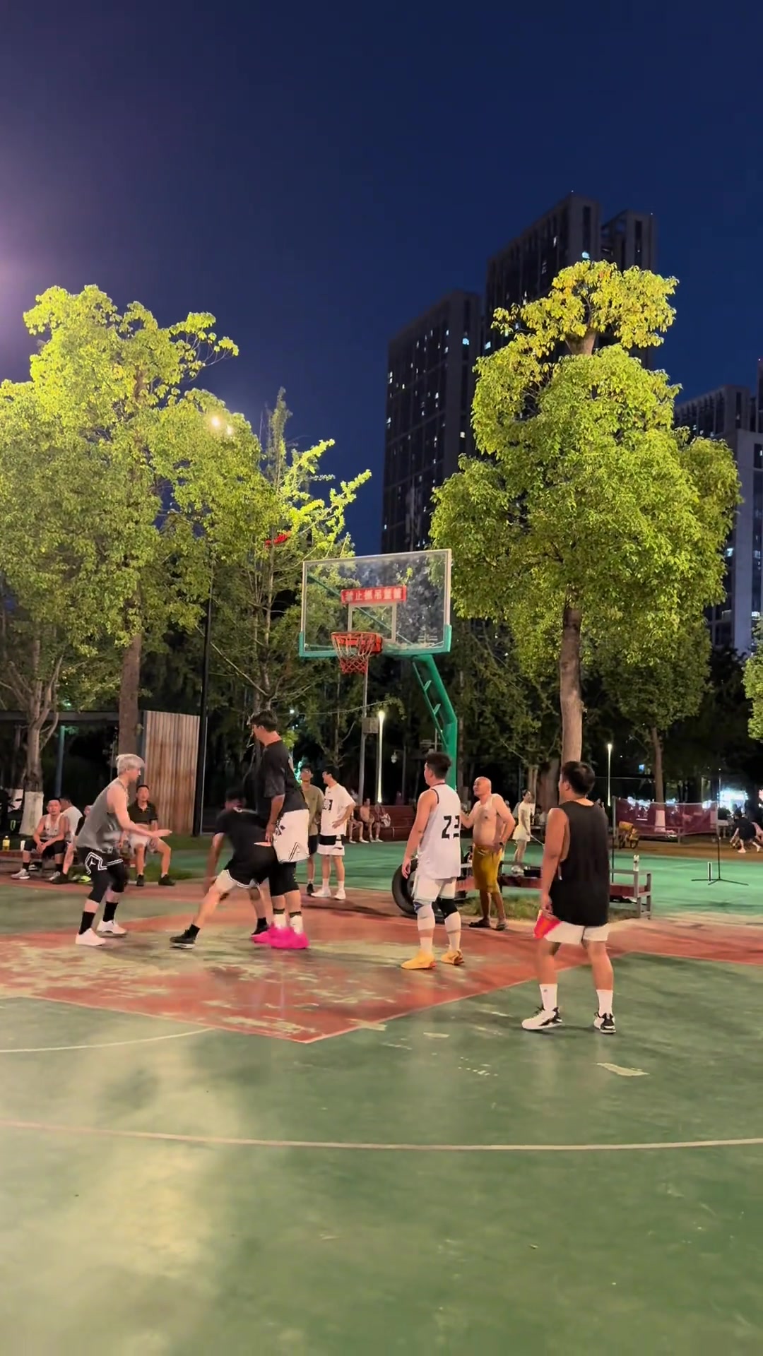 他简直就是姚明身高2米23在野球场简直是无敌的存在