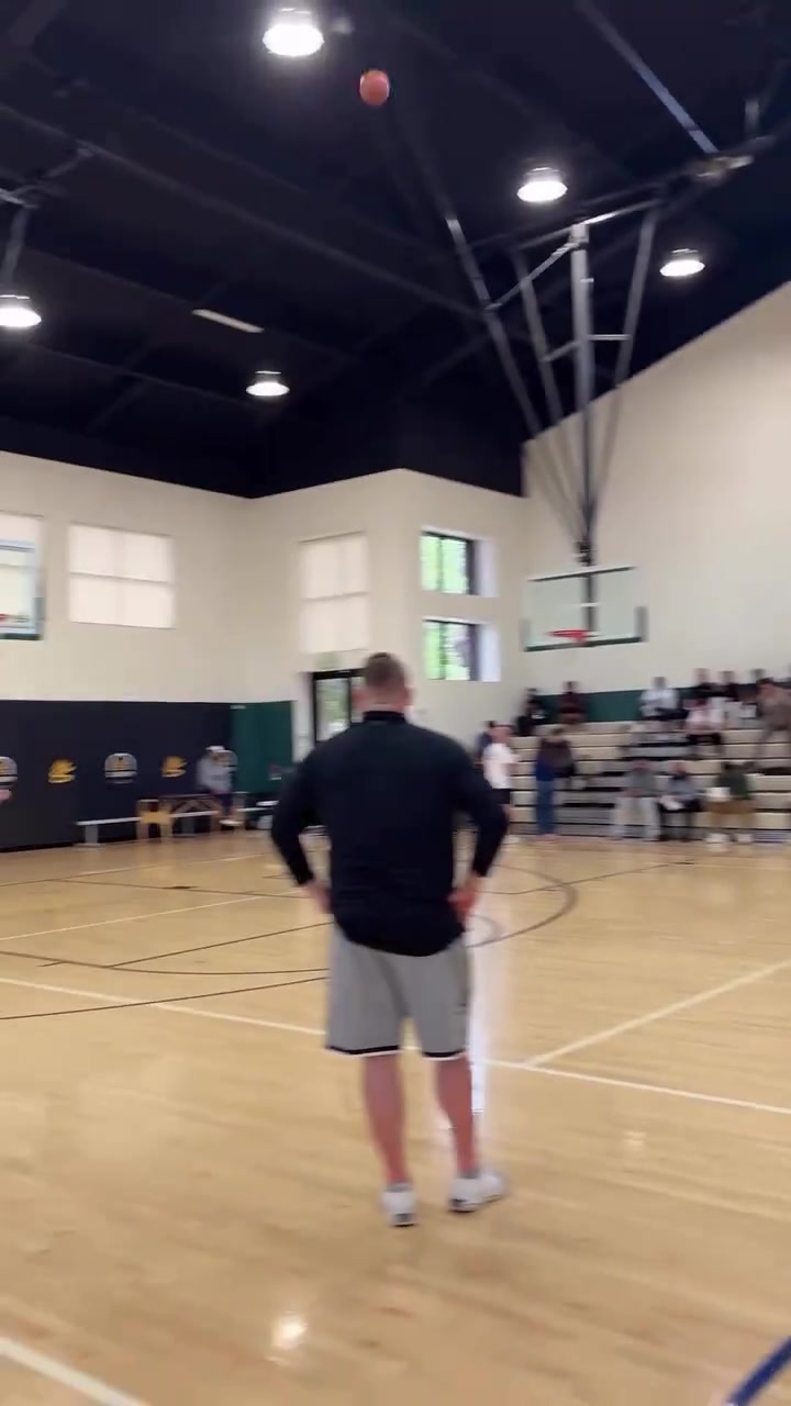 毫无剪辑库里最新训练营视频不停跑动连中4记超远三分