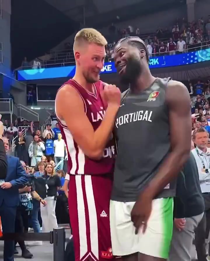 2米13的葡萄牙中锋科塔在波神面前感觉像小个球员