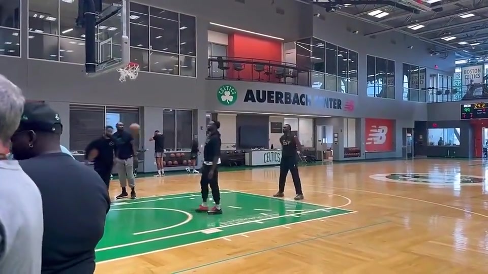 杰伦-布朗罚球抗干扰练习 原来还能这么玩