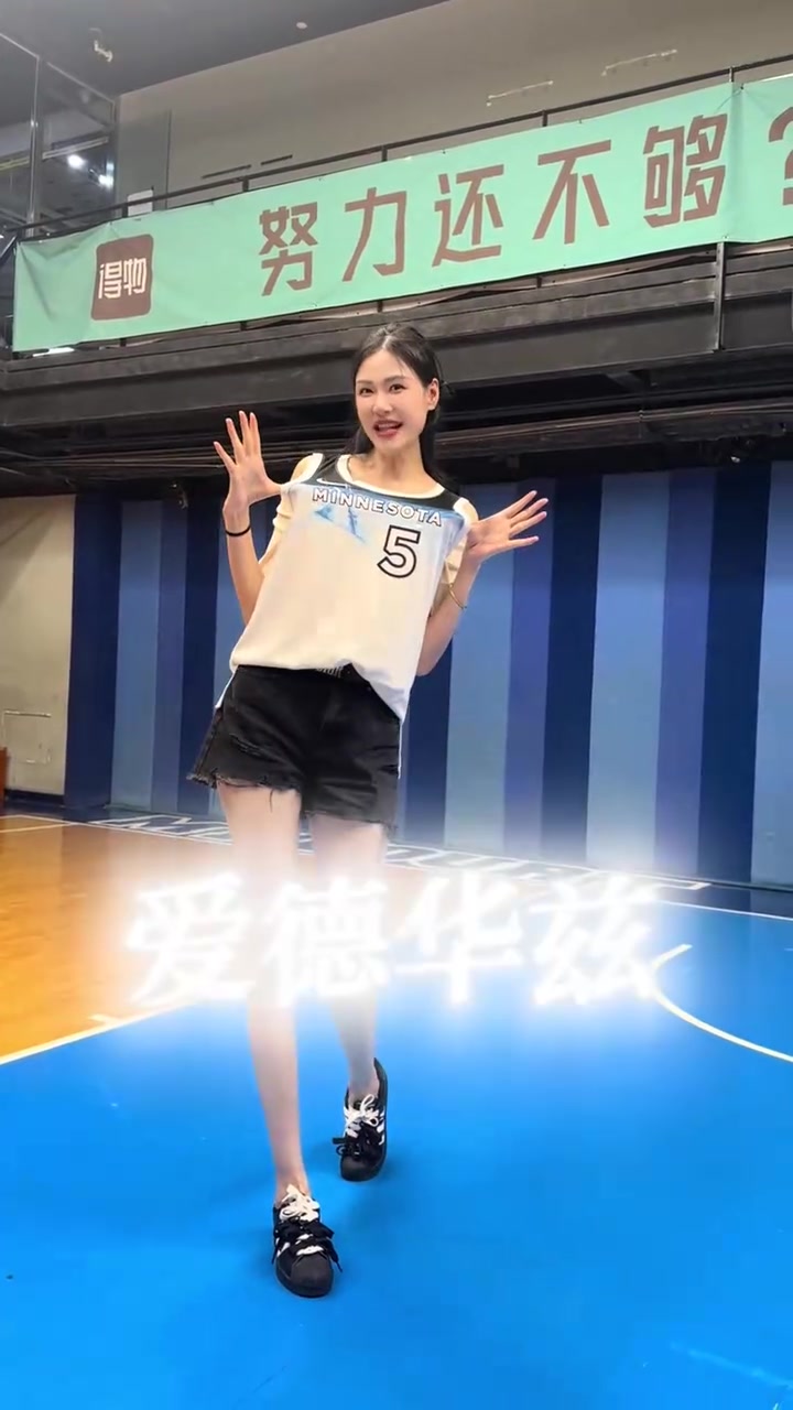 华子真实身高是多少身高质检员1米96诺姐与华子的合影