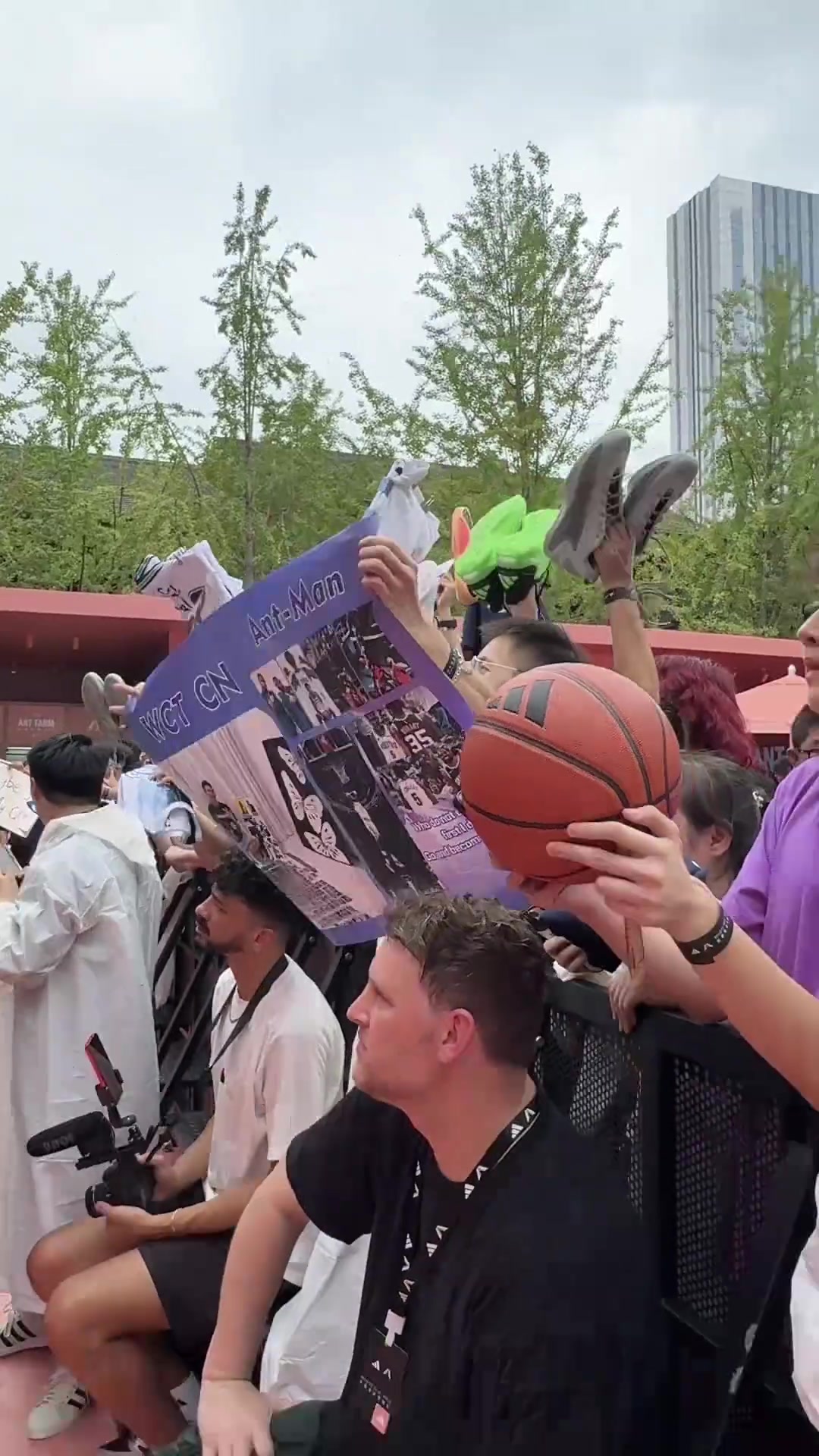 周玲安爱德华兹来到成都体验了川剧面具 还戴上了赠送的面具