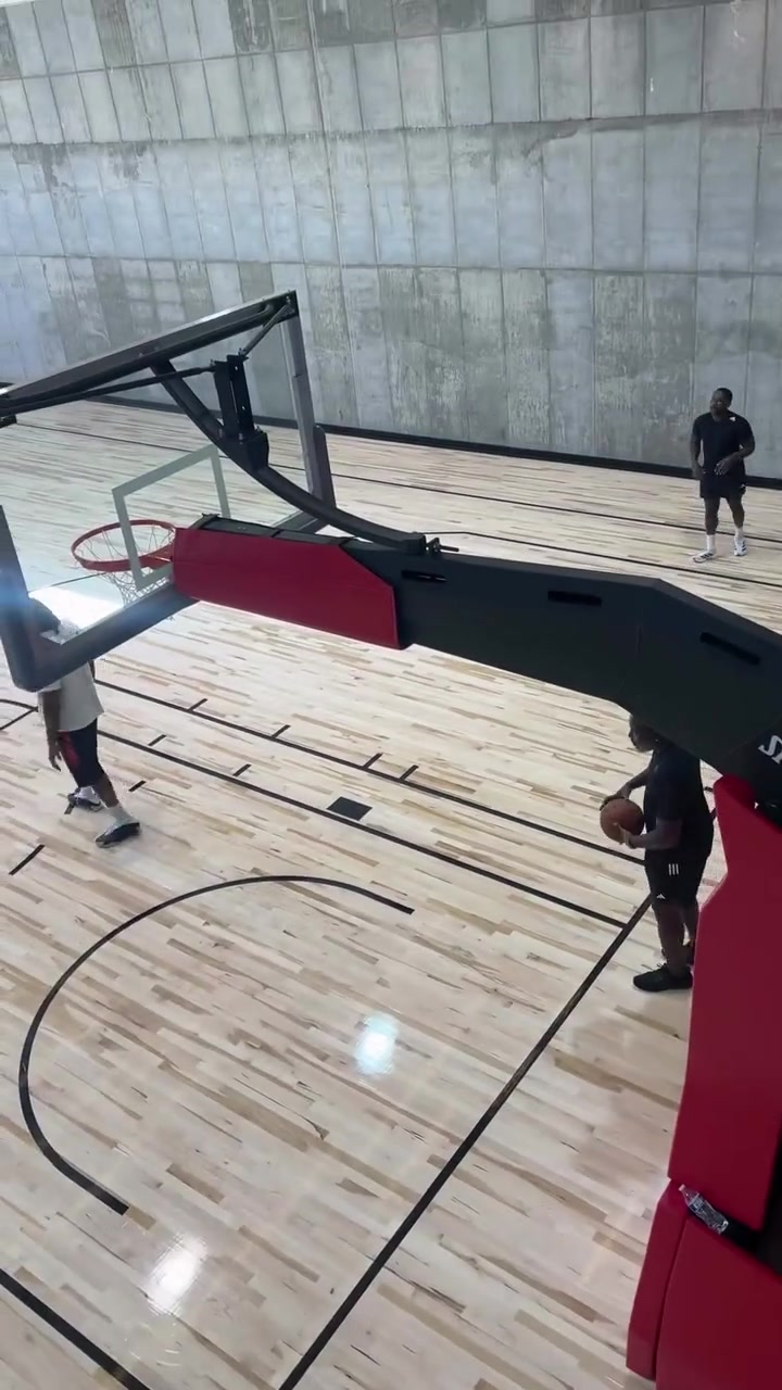 哈登女友paijie 拍到哈登正在训练