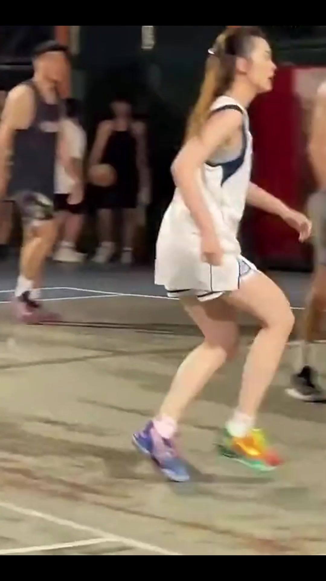 野球场这位女东契奇打球什么水平防守十分积极啊