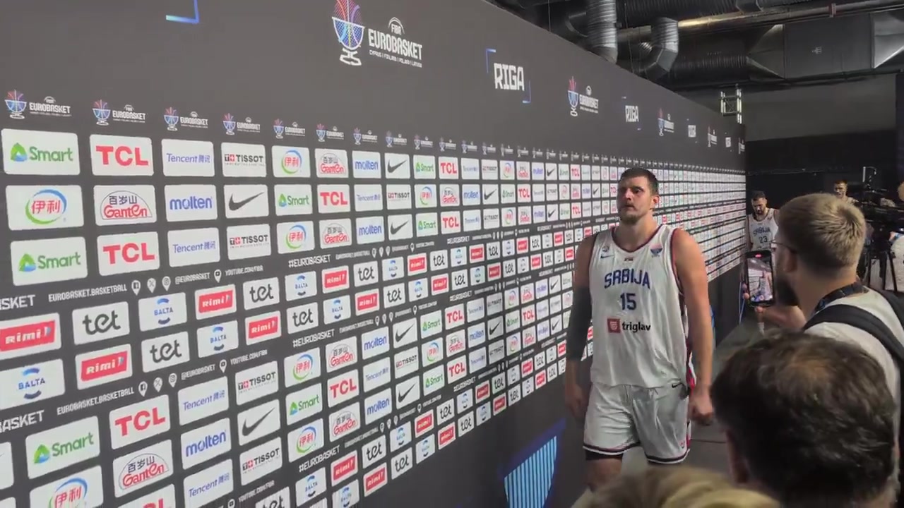 惨遭芬兰爆冷淘汰约基奇赛后一脸落寞走过采访区