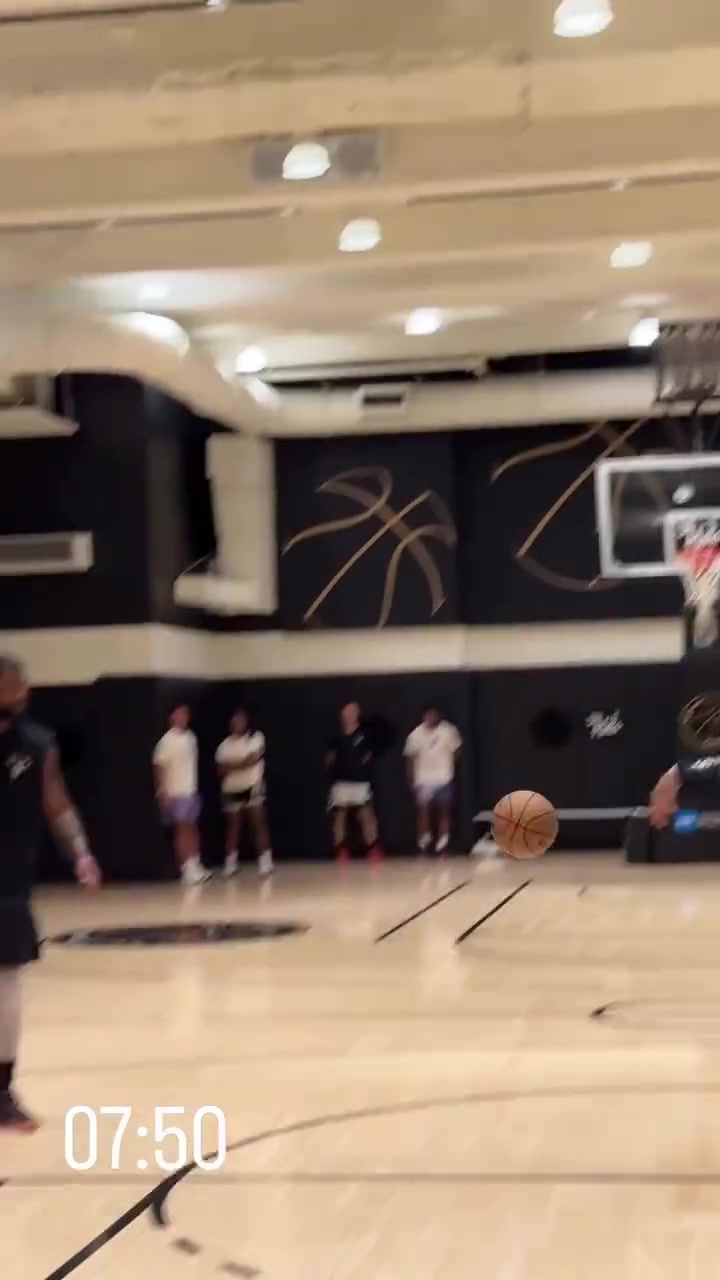 最新视频欧文可以打球了︎️相信很快又能再见球场写诗